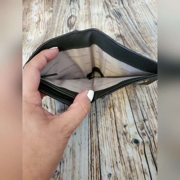 Michael Kors Jet Set Travel Bifold Wallet - Picture 7 of 8